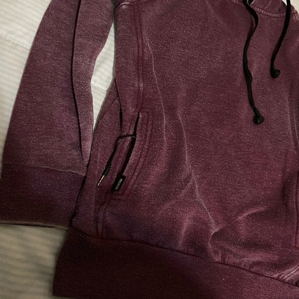 Rusty Hoodie With Earbuds (Idk If They Hook Up) - Picture 10 of 10